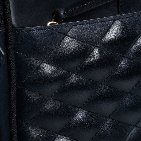 Texture — Deep-grained matte surface